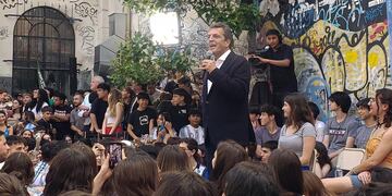 Sergio Massa cerró su campaña junto a estudiantes secundarios del colegio Carlos Pellegrini, en Ciudad de Buenos Aires.