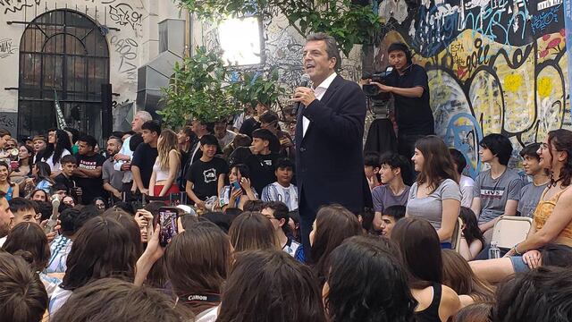 Sergio Massa cerró su campaña junto a estudiantes secundarios del colegio Carlos Pellegrini, en Ciudad de Buenos Aires.