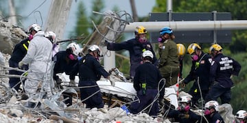 Rescatistas continúan con las tareas de búsqueda de sobrevivientes entre los escombros de Champlain Towers South.i