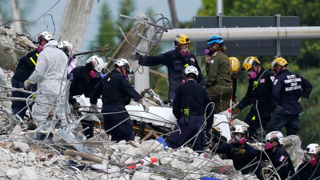 Rescatistas continúan con las tareas de búsqueda de sobrevivientes entre los escombros de Champlain Towers South.i