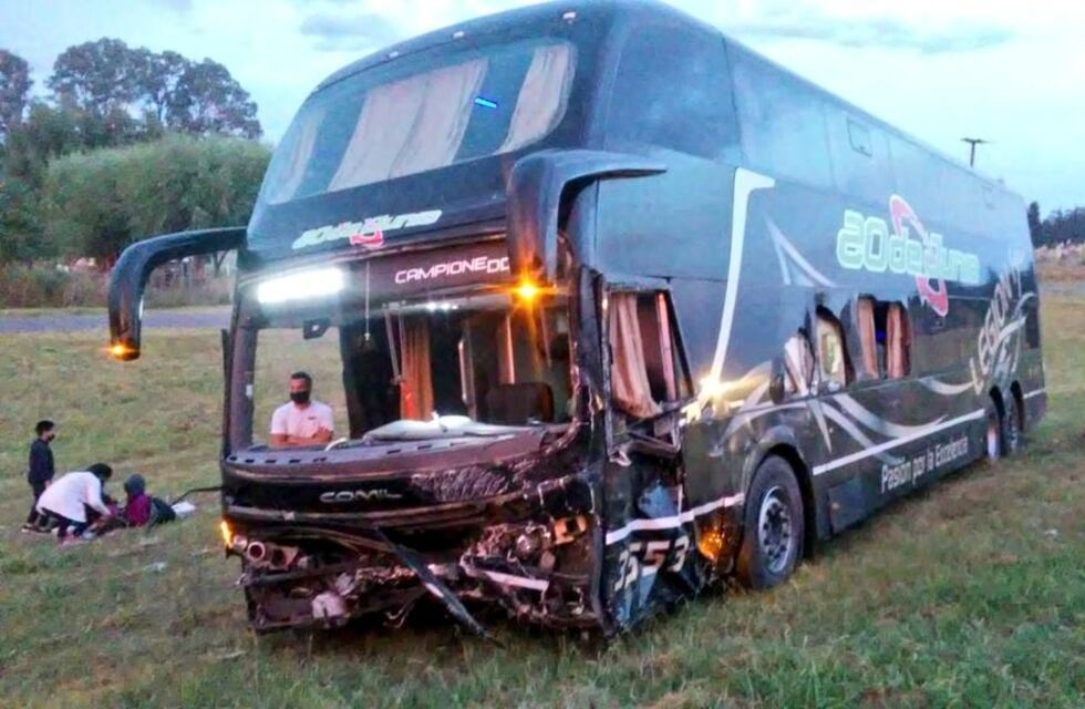 Choque en Ruta 9: el impacto entre un colectivo y un vehículo utilitario dejó tres muertos y varios heridos