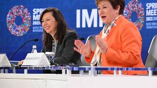 Julie Kozack, vocera del FMI (izquierda) junto a Kristalina Georgieva, la número uno del organismo.