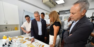 Jaldo destacó la importancia de la producción local de medicamentos y el trabajo conjunto en la renovación del laboratorio.