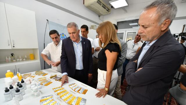 Jaldo destacó la importancia de la producción local de medicamentos y el trabajo conjunto en la renovación del laboratorio.
