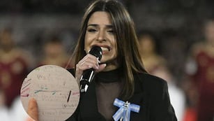 Se conocieron cómo fueron los ensayos de Euge Quevedo para interpretar con éxito el Himno Nacional.