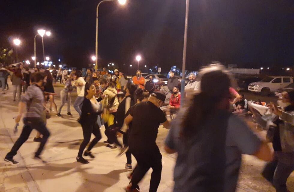 La Municipalidad de Centenario organizó un baile en la plaza y las imágenes generaron polémicas