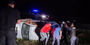 Personal policial junto a paramédicos rescataron al conductor, quien fue trasladado al Hospital Madariaga.