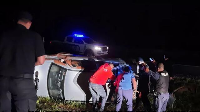 Personal policial junto a paramédicos rescataron al conductor, quien fue trasladado al Hospital Madariaga.