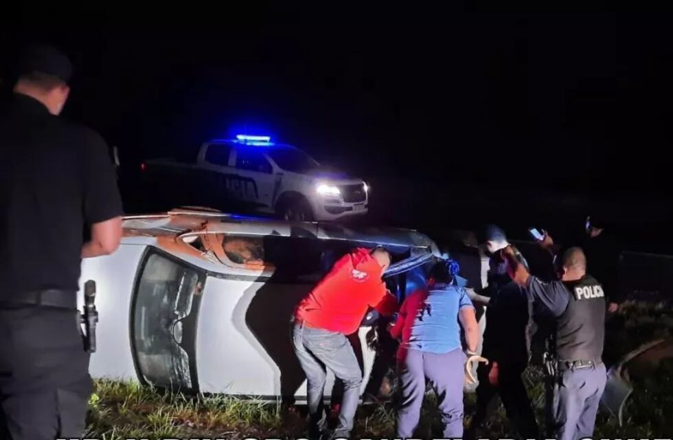 Despiste y vuelco sobre la ruta nacional 12