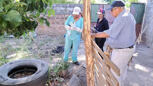 Eliminar criaderos de mosquitos reduce la posibilidad de contagio por dengue, es el mensaje que lleva casa por casa el personal de salud en Jujuy.