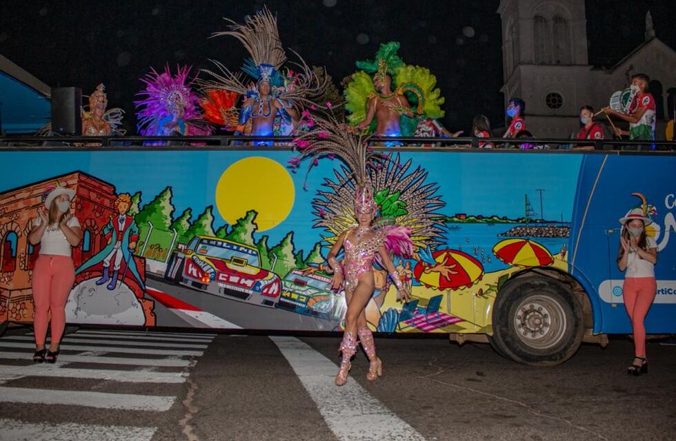 Con el Bus turístico el carnaval se hizo sentir en las calles de Concordia