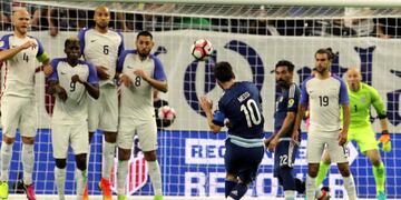 Lionel Messi, pateando un tiro libre en la Copa América de 2016, disputada en Estados Unidos. (Foto: AP).