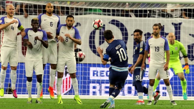 Lionel Messi, pateando un tiro libre en la Copa América de 2016, disputada en Estados Unidos. (Foto: AP).