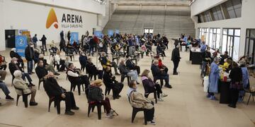 Vacunación contra el Covid-19 este sábado en el Estadio Arena de Villa Carlos Paz.