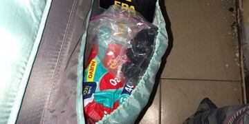 La pareja escondía la droga en la cuna de su bebé.
