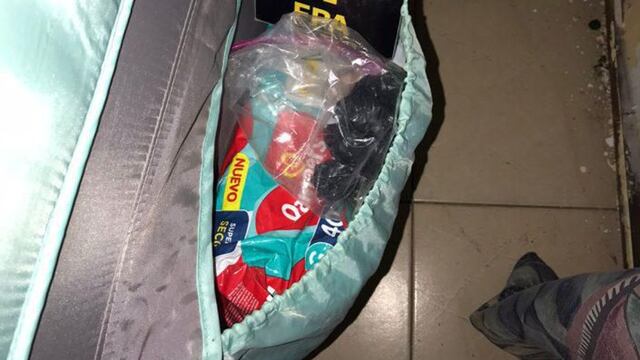 La pareja escondía la droga en la cuna de su bebé.