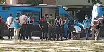 Al menos 14 barras de Excursionistas terminaron detenidos por un enfrentamiento a tiros. (Captura)