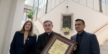 Rosario Romero entregó la Llave de la Ciudad al nuevo arzobispo de Paraná, Raúl Martín.