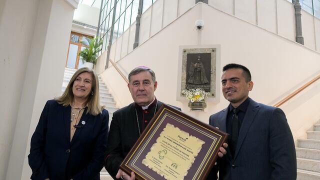 Rosario Romero entregó la Llave de la Ciudad al nuevo arzobispo de Paraná, Raúl Martín.