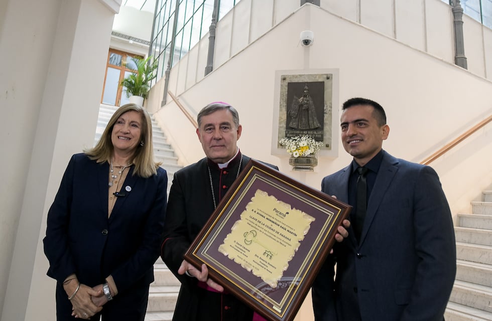 Rosario Romero entregó la Llave de la Ciudad al nuevo arzobispo de Paraná, Raúl Martín