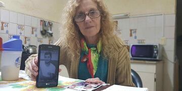 Desconsuelo. Rosa Gallegos y el recuerdo de su hijo Cristian, quien era padre de una nena de 2 años. (La Voz)