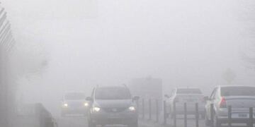 Este lunes una intensa niebla cubrió el puente de Corrientes.