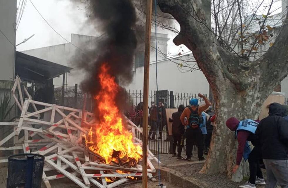 Corridas, piedrazos y heridos: violenta protesta frente a la Municipalidad de Lomas de Zamora