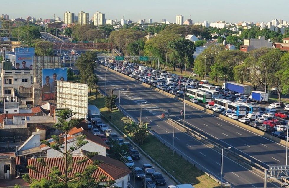 Tensión en General Paz: un hombre se atrincheró en un colectivo y estaba armado, pero la Policía pudo reducirlo