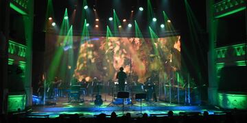 Cierre. Pedro Aznar subió al escenario e interpretó los clásicos de su repertorio, junto a la Orquesta Filarmónica de Mendoza. Previamente actuaron destacados artistas locales. Foto: Mariana Villa / Los Andes.