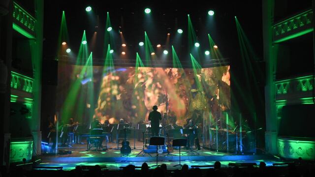 Cierre. Pedro Aznar subió al escenario e interpretó los clásicos de su repertorio, junto a la Orquesta Filarmónica de Mendoza. Previamente actuaron destacados artistas locales. Foto: Mariana Villa / Los Andes.
