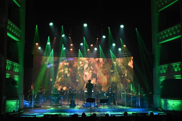 Cierre. Pedro Aznar subió al escenario e interpretó los clásicos de su repertorio, junto a la Orquesta Filarmónica de Mendoza. Previamente actuaron destacados artistas locales. Foto: Mariana Villa / Los Andes.