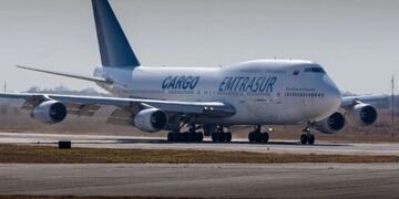 El avión de la empresa Emtrasur está detenido en Ezeiza desde el 6 de junio.