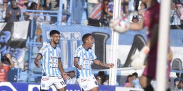 Acosta aprovechó su primera chance y puso arriba a Racing (Foto: Ramiro Pereyra).