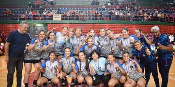 El seleccionado mendocino femenino de categoría Cadete se consagró campeón Argentino A de handball, en Neuquén.