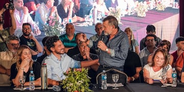 Discurso. Carlos Caserio elogió al presidente Alberto Fernández y cuestionó a Schiaretti. En la mesa principal con Mariana Caserio, Federico Alesandri y Olga Riutort.