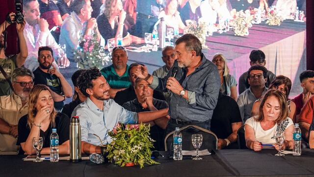 Discurso. Carlos Caserio elogió al presidente Alberto Fernández y cuestionó a Schiaretti. En la mesa principal con Mariana Caserio, Federico Alesandri y Olga Riutort.
