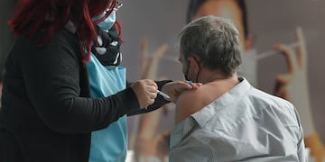 Mendoza 10 Agosto de 2021 Sociedad
Vacunación de segunda dosis.
Continúa la vacunación de segunda dosis contra CCovid 19, de la vacuna Moderna, Sinopharm para completar el plan de vacunación de la primera dosis de la Sputnik V
Foto: Orlando Pelichotti / Los Andes