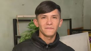 Enzo, el cordobés solidario que corta el pelo gratis en barrio Parque República.