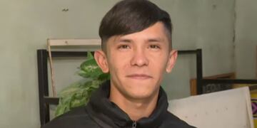 Enzo, el cordobés solidario que corta el pelo gratis en barrio Parque República.