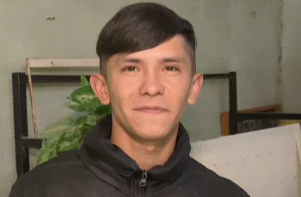 Con 20 años, un cordobés corta el pelo gratis a quienes más lo necesitan: “El dinero no es la felicidad”