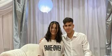 Sofía López junto a su hermano.