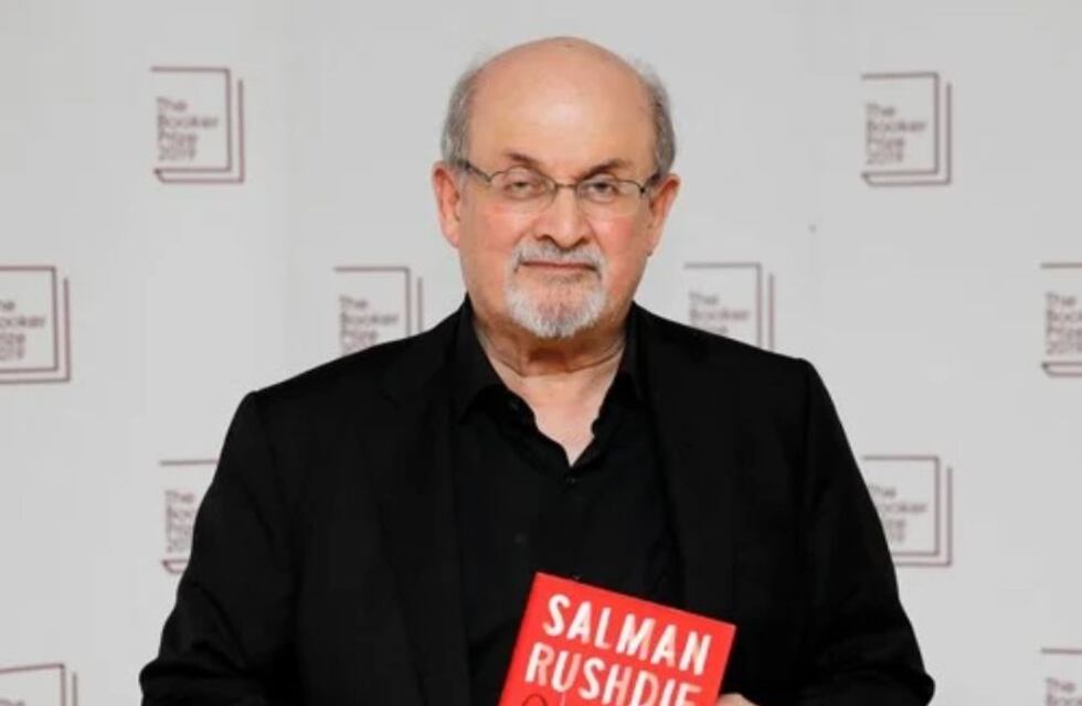 Desde el entorno del escritor Salman Rushdie, aseguraron que ya le sacaron el respirador y dijo sus primeras palabras