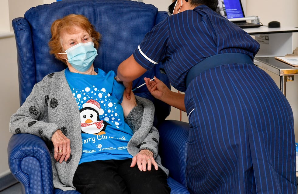 Una mujer de 90 años, la primera del mundo en recibir la vacuna