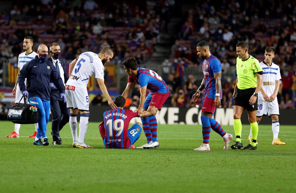 Qué dijo el DT interino de Barcelona sobre la salud del Kun Agüero