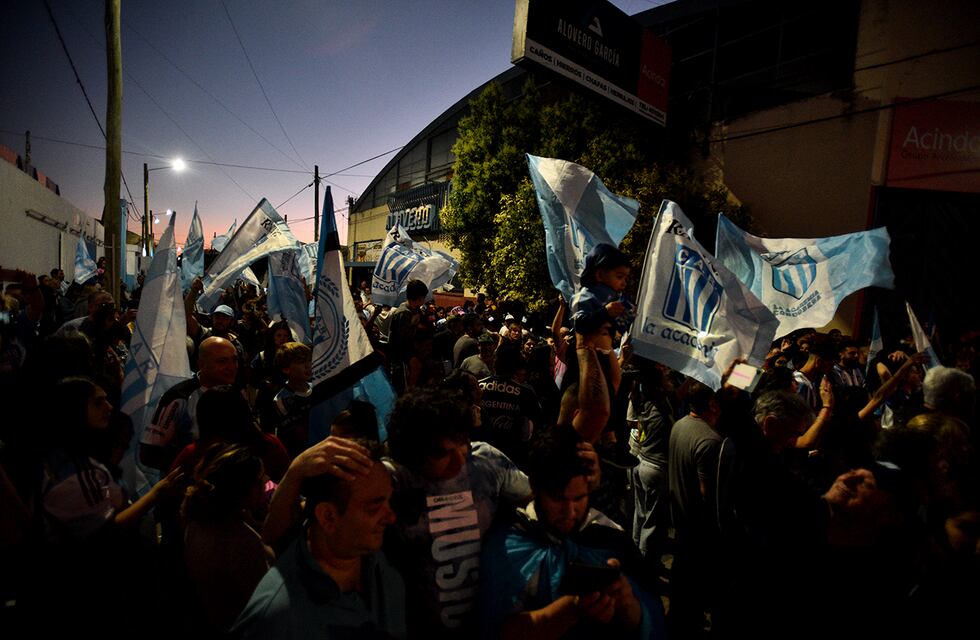 Racing campeón: locura en Nueva Italia y el regreso del plantel
