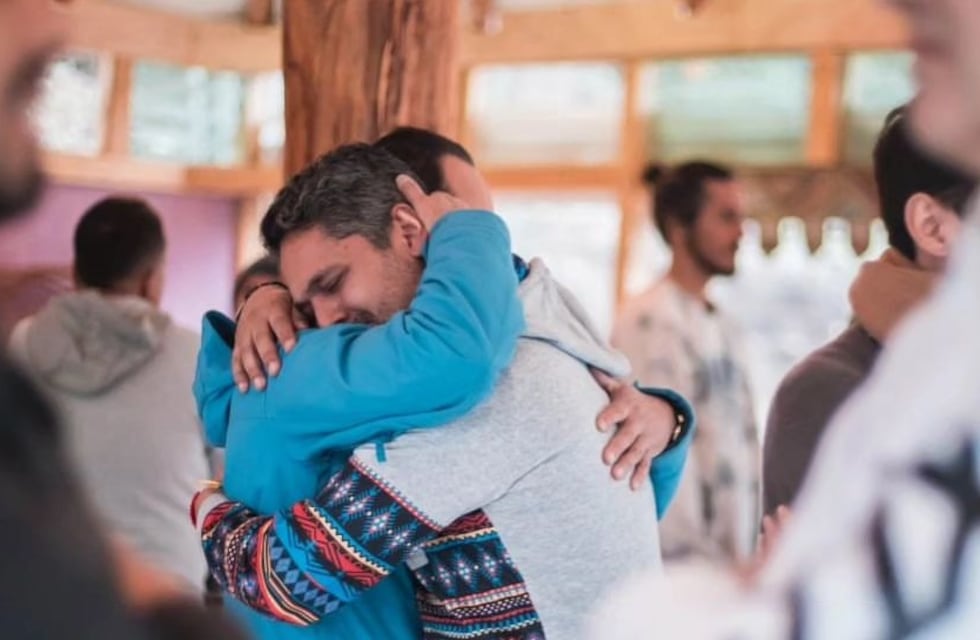 Qué es el “Encuentro de hombres conscientes” que llega a Córdoba y generó repercusiones en redes sociales