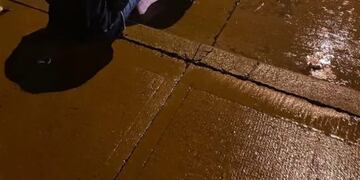 Rescatan a una mujer atrapada bajo un puente por la crecida de un arroyo en Posadas.