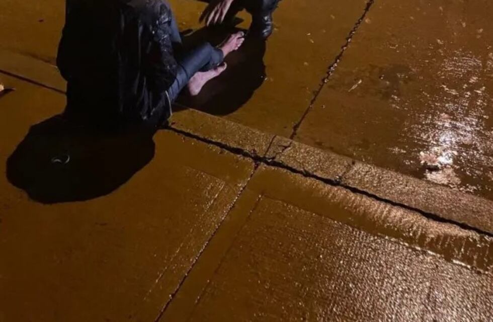 Rescatan a una mujer atrapada bajo un puente por la crecida de un arroyo en Posadas