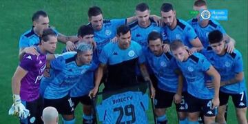 Juan Quiroga se despidió con la Celeste, y rodeado por el afecto del plantel.