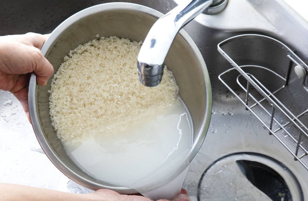 ¿Qué pasa si lavás el arroz después de cocinarlo? La explicación según los expertos